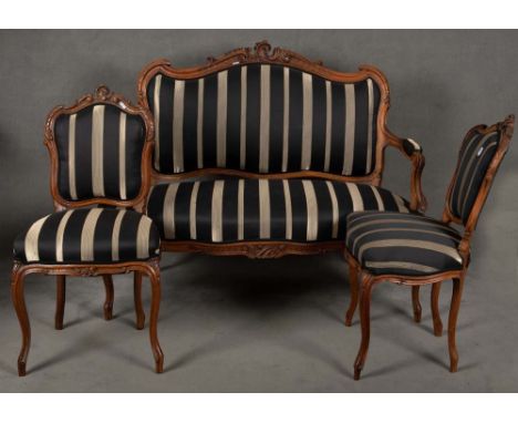 Paar Stühle und ein Sofa. Frankreich 19. Jh. Massiv Nussbaum, geschnitzt, Sofa: H=98 cm, B=225 cm, T=60 cm. **