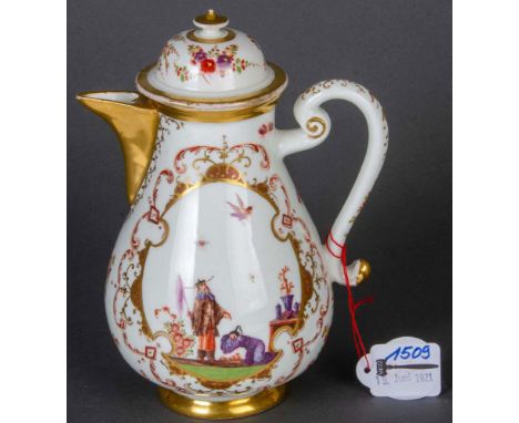Kanne. Meissen 1723-24. Birnförmig, auf rundem, eingeschnürtem Standring. Geschweifter S-Henkel und kurze, v-förmige Schnaupe