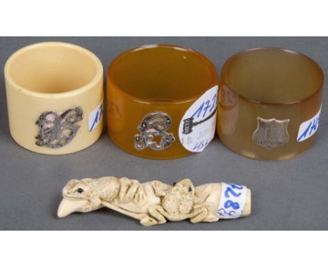 Drei Serviettenringe und ein Netsuke. Deutsch / Japan. Horn / Elfenbein, geschnitzt.