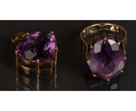 Anhänger und Damenring. 14 ct Gelbgold, besetzt mit Amethyst, Ringgröße 54.