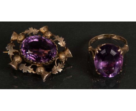 Brosche und Damenring. 8 ct Gelbgold, ca. 9 g, besetzt mit Amethyst, Ringgröße 51.