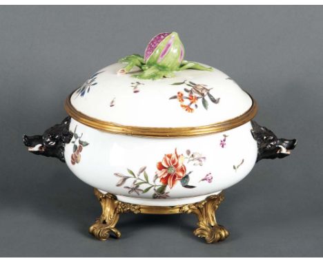 Prunkterrine. Meissen 1740-42. Balusterförmig, mit herausmodellierten Eberkopfmaskaronen. Gewölbter Deckel, bekrönt von Früch