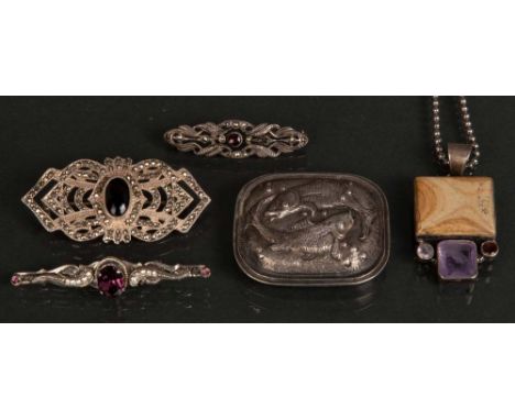 Fünftlgs. Schmuckkonvolut: Vier Broschen und eine Halskette mit Anhänger. Silber, ca. 58 g, teilw. besetzt mit Amethyst, Gran