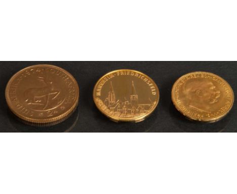 Drei Goldmünzen bzw. -medaillen „Friedrichsfelder Steinzeug“, „10 Corone 1912“, „2 R Suid- Afrika 1974“, ca. 15 g.