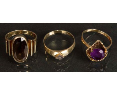 Drei Damenringe. 14 ct Gelbgold, ca. 11 g, besetzt mit Amethyst, Rauchtopas und Brillant, ca. 0,02 ct, Ringgröße 54 / 57.