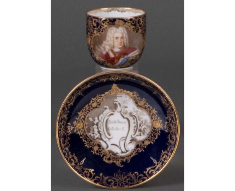 Prunkporträt-Bechertasse „Friedr.(ich) August K. v. P. u. Ch. v. S.“. Meissen 1814-1816. Beide Teile mit kobaltblauem Fond un