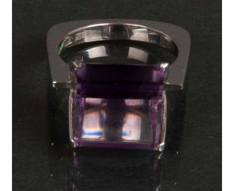 Damenring. 14 ct Weißgold, ca. 8 g, besetzt mit Amethyst, Ringgröße 54.