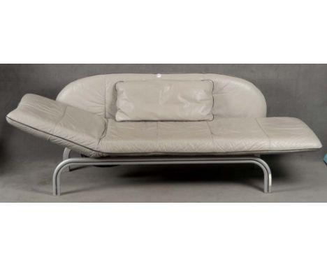 Wohl Waldemar Rothe (1942-2020). Designer-Sofa. Chromgestell mit Ledersitz und -lehnen sowie verstellbarem Kopfteil, L=200 cm