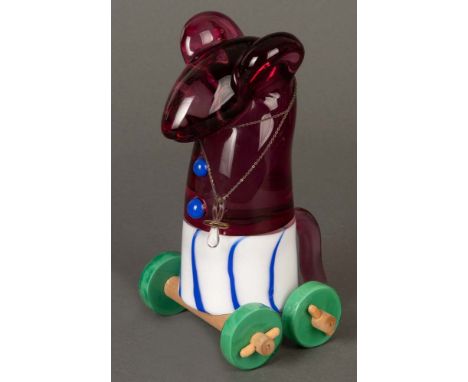 „Baby - Roller-Skate Mouse“. Murano, Martin Bradley (geb. 1931), 1992. Massives farbiges Glas, seitl. gemarkt, limitierte Auf