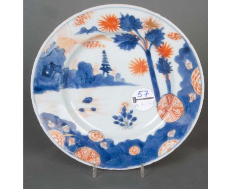 Teller. China Regierungsperiode Kangxi (1662–1722). Porzellan, unterglasurblau und eisenrot bemalt, am Boden eingeschnittene 