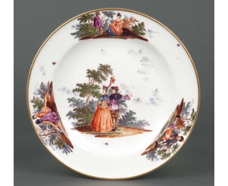 Teller. Meissen 1740. Spiegel und Fahne bunt bemalt mit Watteauszenen in Parklandschaft. Porzellan, am Boden unterglasurblaue