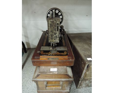 A vintage singer sewing machine with transfer body print and crank handle serial number. r840675