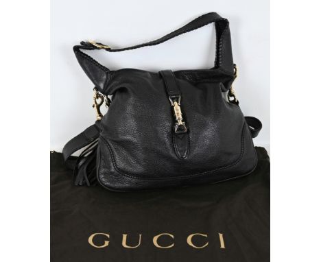 TASCHE GUCCI  schwarzes Leder, umnähtes Schulterband mit Bambusanhängern seitlich, innen schwarzer Stoffbezug mit Gucci-Schri
