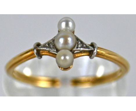 RING  besetzt mit drei Perlen in Gelbgoldfassung 14ct, um 1900, antik, 1,8g, Gr. 54