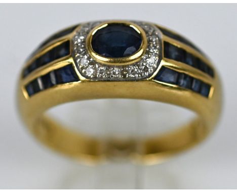 RING besetzt mit ovalem Saphir in der Mitte und Saphirbaguettes auf den Schultern, Gelbgold 18ct, 6,8g, Gr. 56