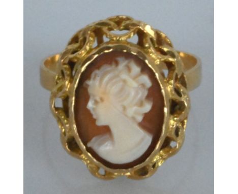 RING  ovale Cameé mit Frauenportrait in Muschel geschnitten, seitlich durchbrochene Goldfassung, Goldstempel, 16-18ct (geprüf