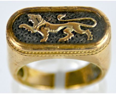 RING  Schauseite mit laufendem Löwen auf patiniertem Hintergrund im Oval, Gelbgold 14ct, 11,1g, Gr 53