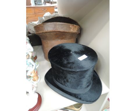 A vintage top hat of traditional design labelled for RW and TK Thompson, Kendal, with crest KK Pannus Panis Mihi, in fitted l