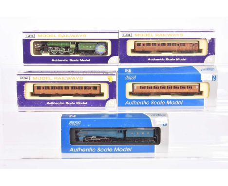 Dapol N Gauge LNER Steam Locomotives with Tenders and Teak Coaches, all  cased with card sleeves, ND-120G Class B1 1252 in gr