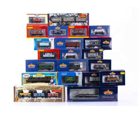 Bachmann Hornby Dapol Oxford 00 gauge freight rolling stock, Bachmann 37665 set of three BP and Shell Fuel tanks, 33033 set o