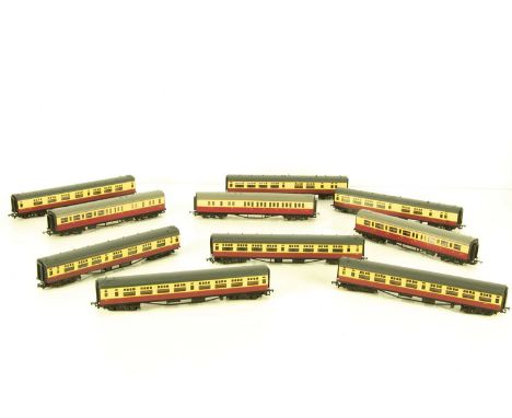 Bachmann and Hornby 00 Gauge BR crimson and cream Coaching stock, Bachmann MK 1 (7) and Hornby Corridor Coaches (3), all unbo