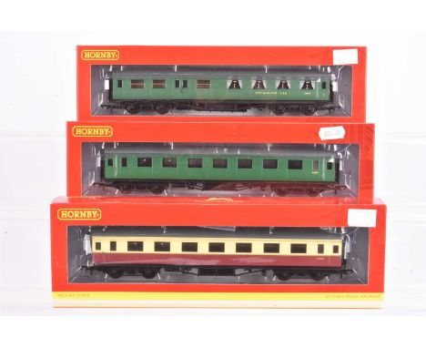 Hornby 00 Gauge BR Maunsell Coaches R4817A green First Class Kitchen Dining car, R40101 green Open Third Coach and R4835 crim