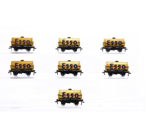 Hornby-Dublo 00 Gauge 3-Rail unboxed  buff Esso Tank wagons,  G-E (7)