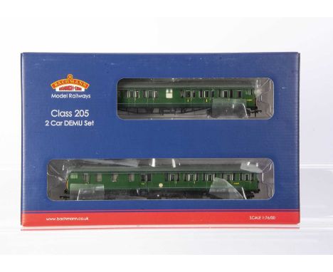 Bachmann exclusively for Kernow 00 Gauge 31-236Z BR SR green 2H Thumper 2-Car DEMU Set, comprising Power and Trailer cars, in