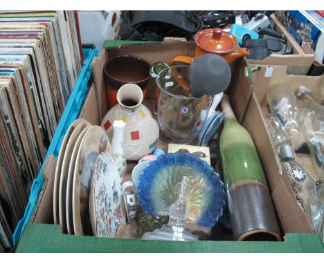 Seltmann display plates, Aynsley, glass peacock figure, Midwinter jug, brass horn, various other ceramics and glassware. 1 Bo