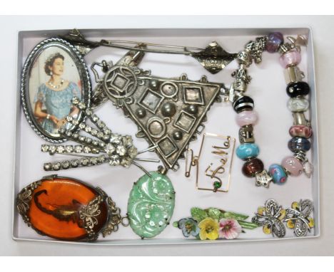 Assorted vintage costume jewellery including brooches, pendants, a Pandora charm bracelet etc. 