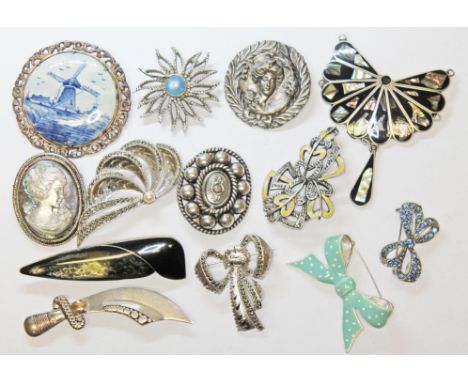 A group of thirteen assorted vintage brooches. 