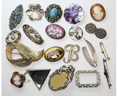 A group of twenty vintage and antique brooches including yellow metal etc. 