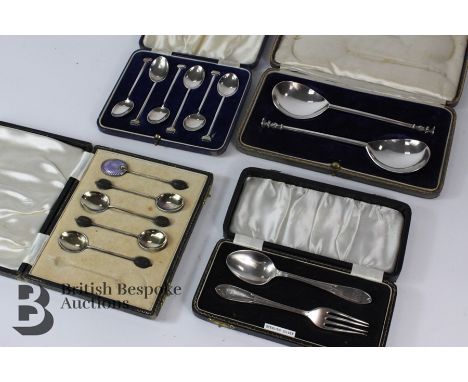 Pair of silver bouillon spoons, Sheffield hallmark, dated 1924, mm Thomas Bradbury & Sons, in the original presentation box t