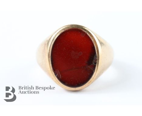 Gentleman's vintage cornelian signet ring. The cornelian measures approx 16 x 7 mm, size V, approx 11.9 gms. Note: slight chi
