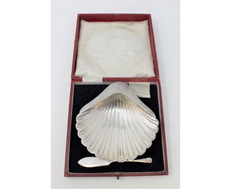 A cased silver oyster dish and knife, George Howson, Sheffield 1919 and 1920 CONDITION REPORT: 96g gross