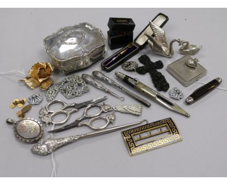 A silver trinket box, various silver-mounted manicure items, costume jewellery and sundries, the trinket box (Birmingham 1914