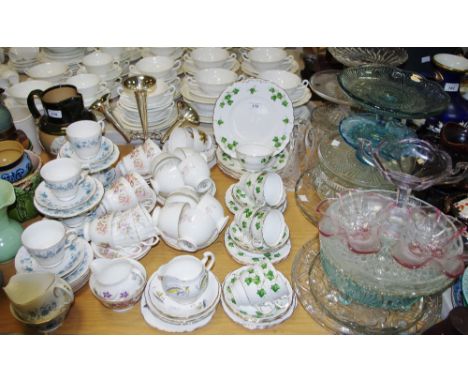 Decorative teawares - a Colclough Ivy pattern part tea service comprising 6 teacups &amp; saucers, side plates, sugar bowl, s