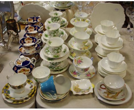 Decorative teawares - Royal Heirloom pattern six teacups &amp; saucers, sugar bowl &amp; cover; another Trillium pattern; a p