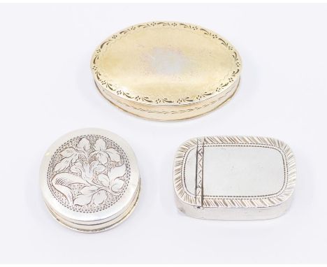 A George III shaped oval patch box and hinged cover, with engraved feather edging, hallmarked by IT., Birmingham, 1796, 6.7 g
