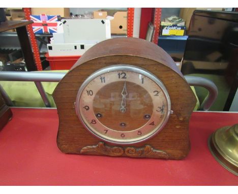 A 1930's oak cased mantel clock, 22cm tall