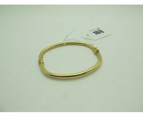A Modern Hinged Bangle, of plain design (sprung hinge) (7grams). 