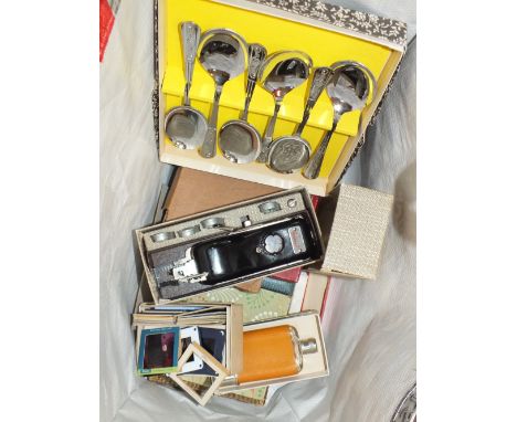 A BAG OF COLLECTABLES AND FLATWARE TO INCLUDE A GREIST BUTTON HOLER, SLIDES ETC