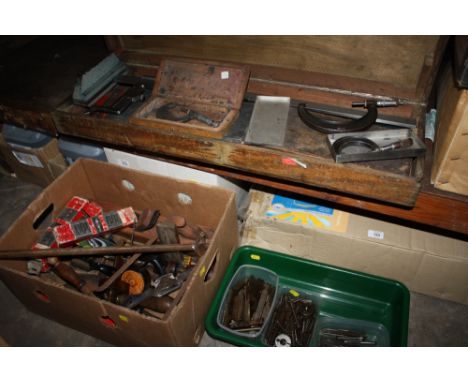 A QUANTITY OF TOOLS TO INC VARIOUS DRILL BITS, CASED MEASURING TOOLS ETC