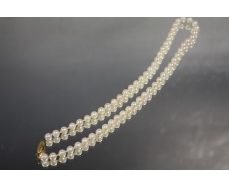 A PEARL NECKLACE ON 9 CARAT GOLD CLASP