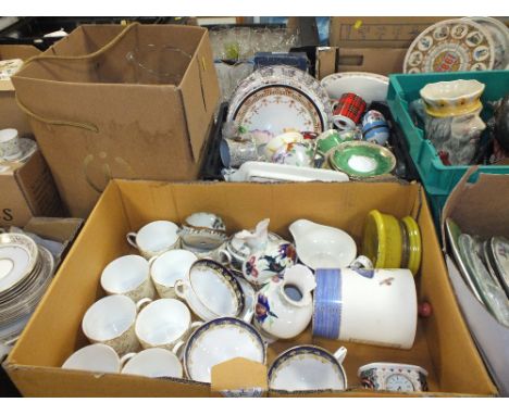TWO TRAYS OF CHINA AND CERAMICS TO INCLUDE WEDGWOOD, ROYAL WORCESTER TOGETHER WITH A BOX OF GLASSWARE (3)