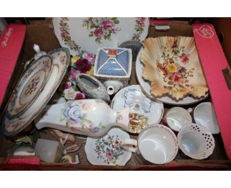 A TRAY OF CERAMICS TO INCLUDE A SADLER TEAPOT, CARLTONWARE, SADLER ETC