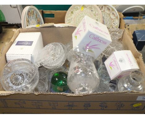 A TRAY OF GLASSWARE TO INCLUDE BOXED CAITHNESS EXAMPLES