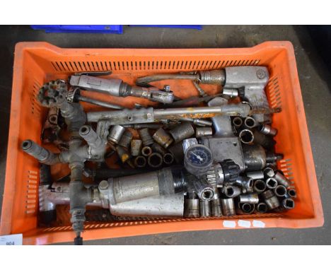 BOX OF MIXED ITEMS TO INCLUDE SOCKETS AND OTHER TOOLS