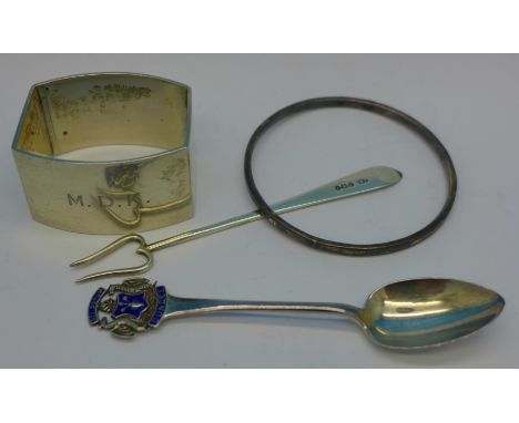 A silver napkin ring, a bangle, pickle fork and enamelled spoon, 87g