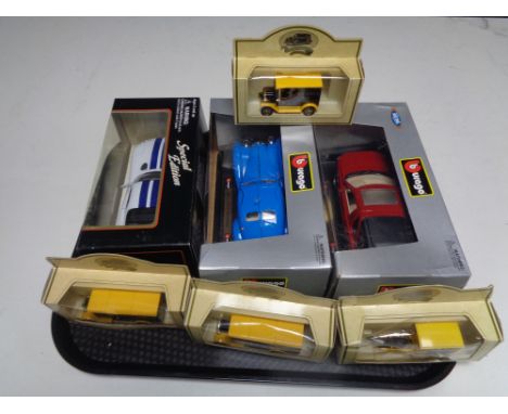 A tray containing two Burago 1/24 die cast vehicles to include a Bugatti and Freelander, together with a Maisto 1/24 Dodge Vi